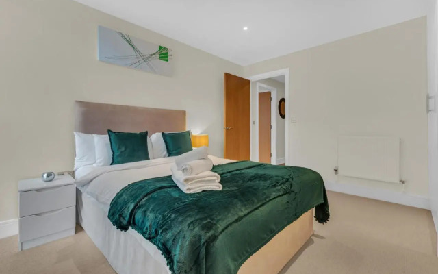 Lanterns Way At Canary Wharf By Mysquare