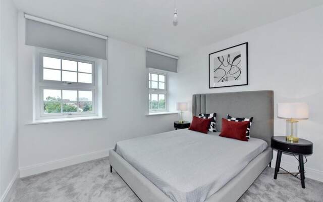 Prestigious & Luxury 2-bed Apartment in Slough