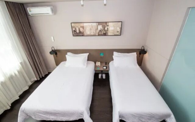 Jinjiang Inn Select Chifeng Railway Station