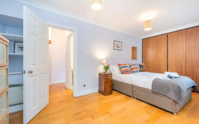 Nelson s Pad - Trafalgar Square - by Frankie Says