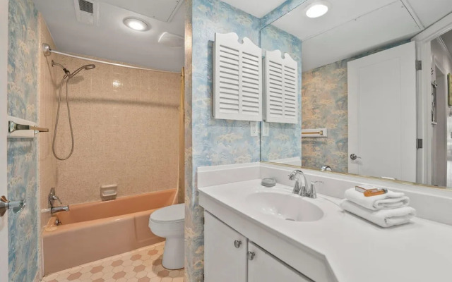 Two-story Condo With Private Deck, Wifi and Courtyard Pool Access