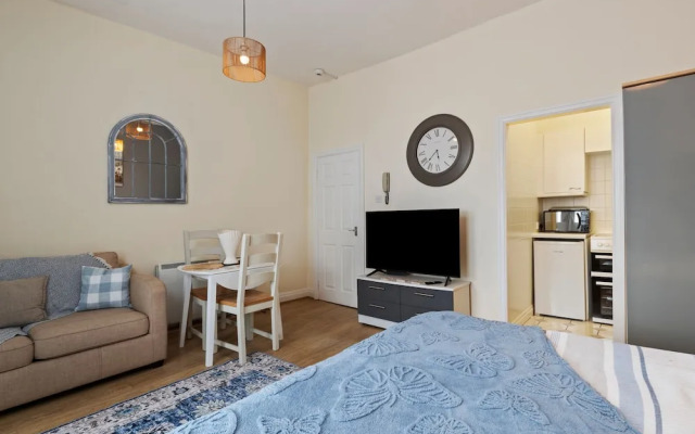 Tenby Studio Apartment - Stroll to Beach and Town