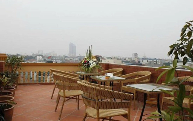 Lucky 3 Hotel & Travel