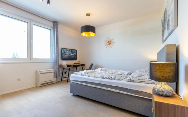 Tiffy studio w private parking