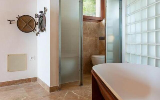 Sea Front Villa with Access Mallorca 8 Pers