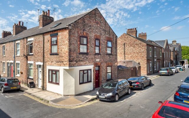 Beautiful Chestnut Cottage in York for 5 W/patio