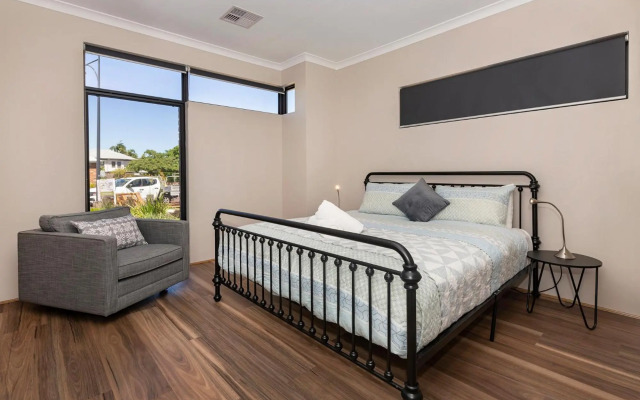 The Links - fairway views, walk to town, air-con