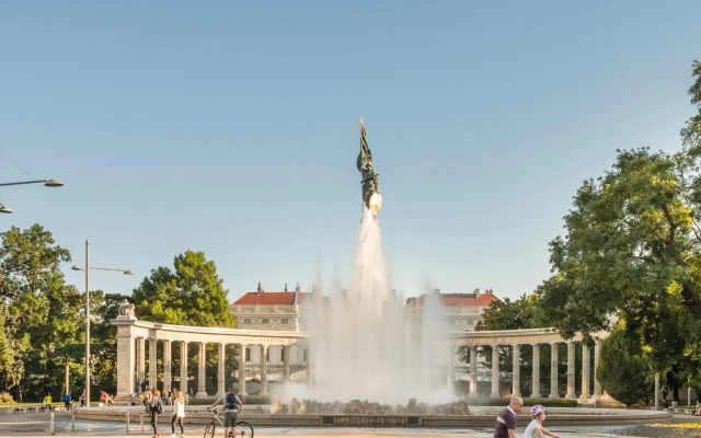Prater Balcony Suite by ichbucheAT