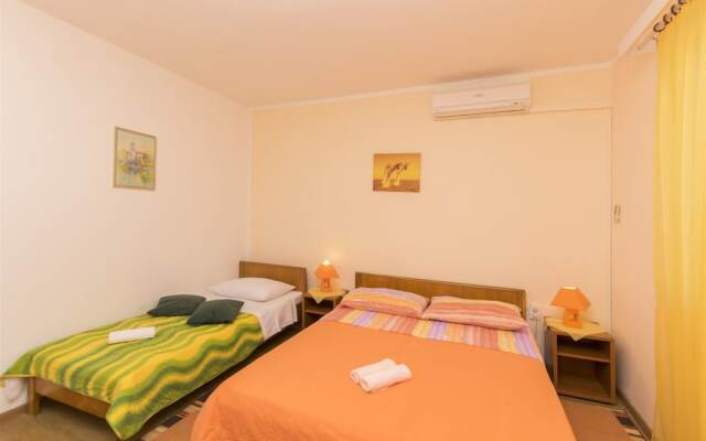 Apartment and Room Ivica
