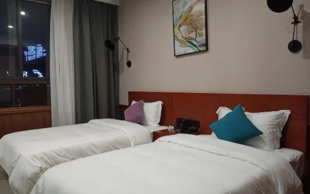 Six Day Business Hotel