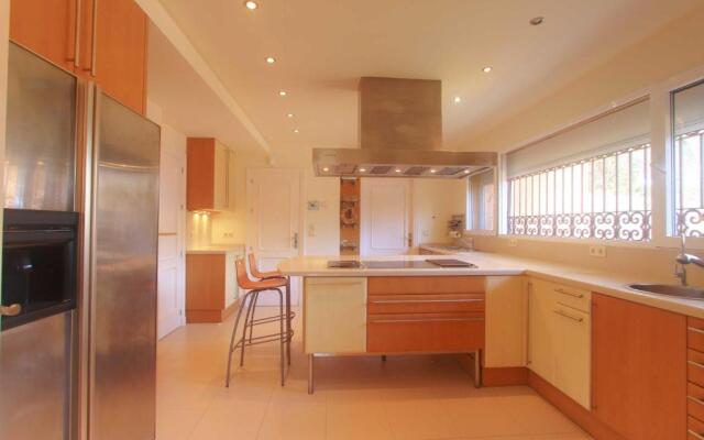 1077 beach villa el paraiso