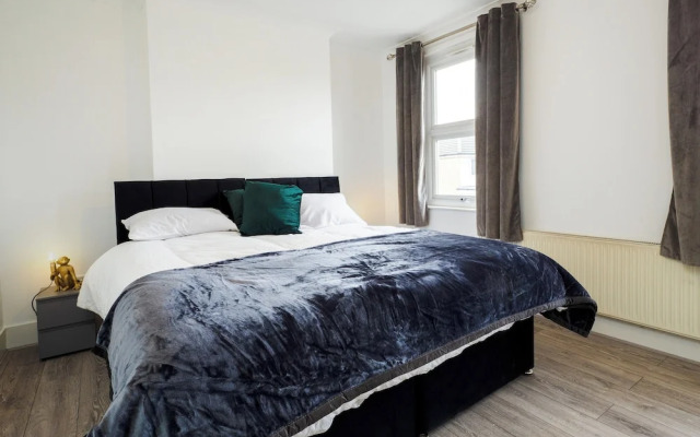 Dartford - 3 Bed House- Sleeps7 - Garden