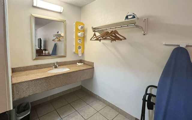 Studio 6 Suites Dayton, Oh - Englewood