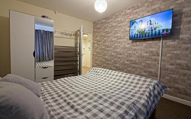 Stylish Five Star Rated Apartment