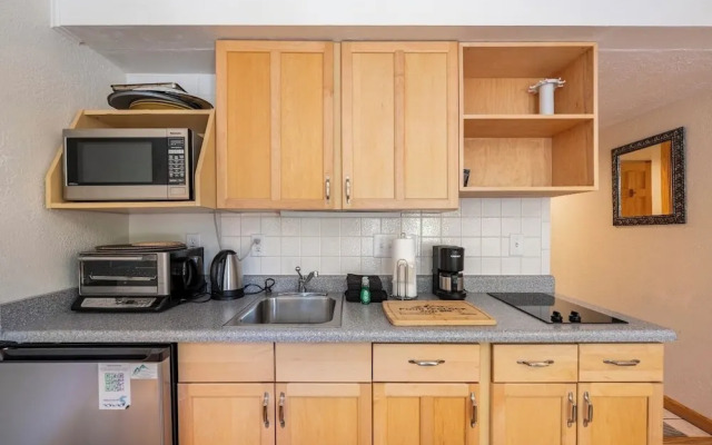 Four Oclock Lodge B06