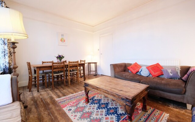 Sunny, Bohemian-style Flat For 4 in Queens Park