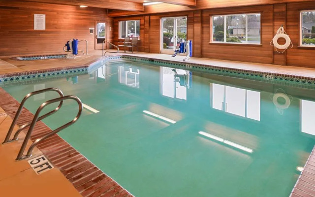 Best Western Plus Cascade Inn & Suites