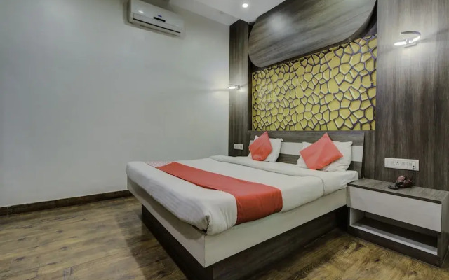 OYO 22530 Savoy Hotel