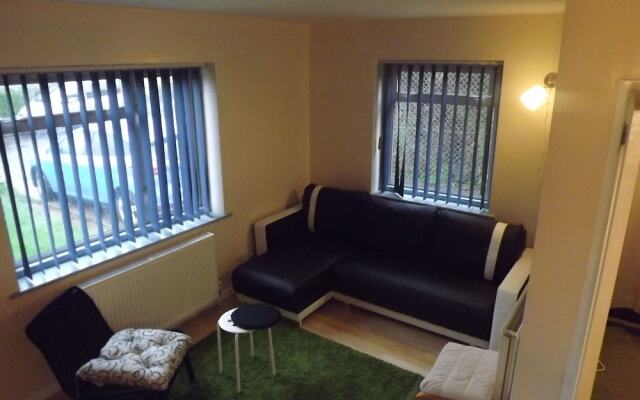2 Bedrooms House