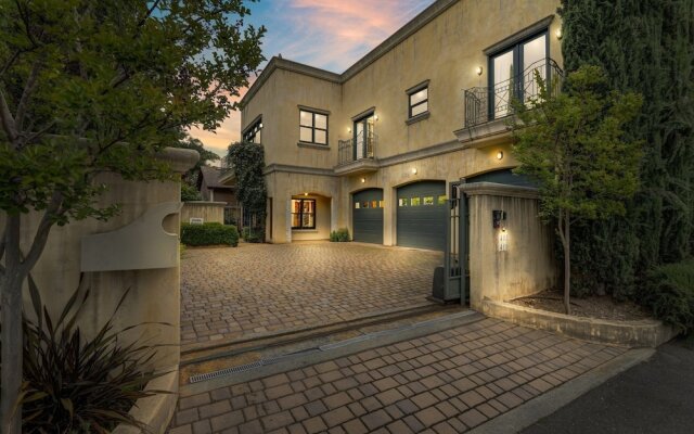 Cypress House & Studio, Walk To Healdsburg Plaza 3 Bedroom Home by Redawning