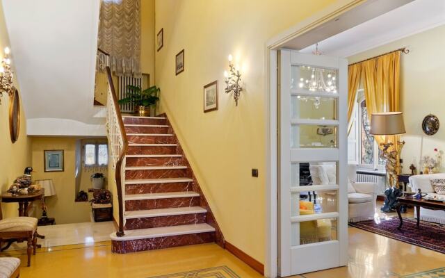 Plush Holiday Home in Macerata with Jacuzzi
