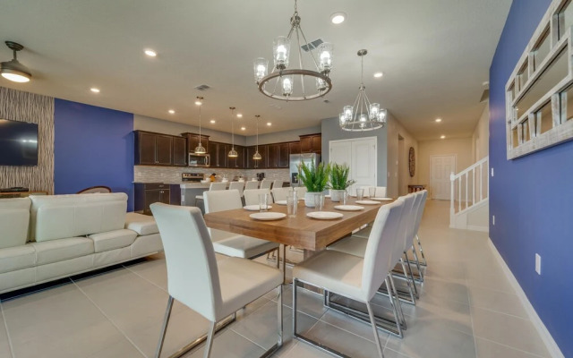 Equisite Windsor Island House