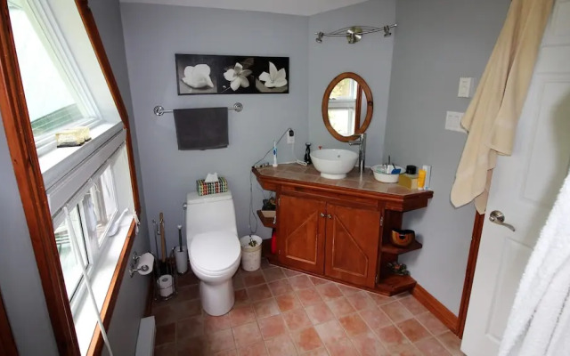 Duhamel Rock Cliff 3-Bedroom Waterfront Chalet