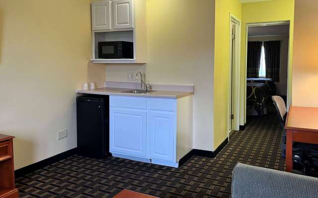 Super 8 by Wyndham Indianapolis/NE/Castleton Area