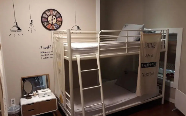 The Wind Blows Guesthouse - Hostel, Caters to Women