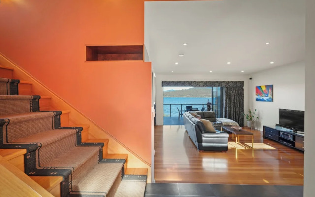 Waterfront Home - Gorgeous Views - 2 Bed