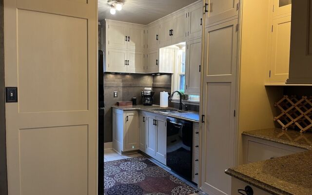 Historic Twin Tudors Inn