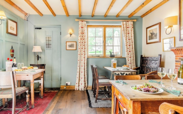 Elizabeth -Tiger Inn