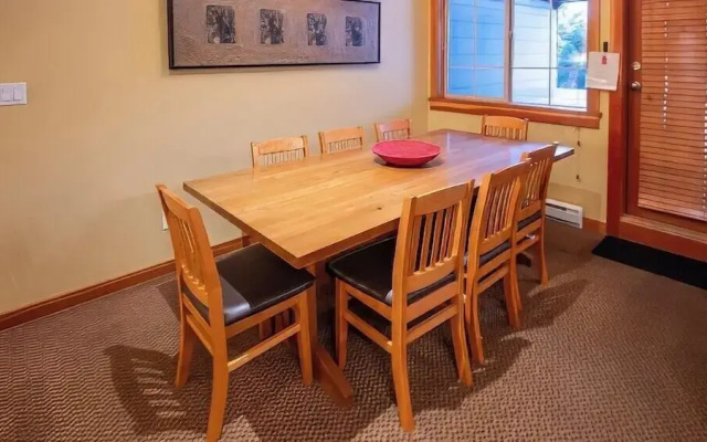 Pinnacle Ridge Chalets by Fernie Lodging