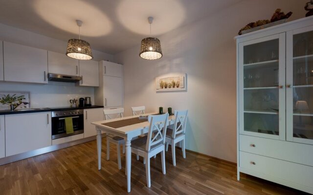 Beautiful Home - Garden Apartment