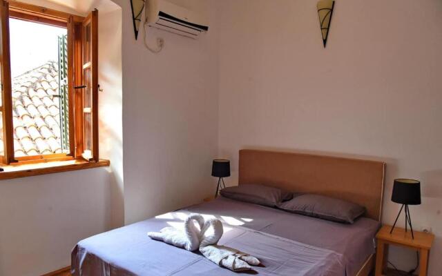 Cozy & Extravagant Suite in Antique Bizanti Palace