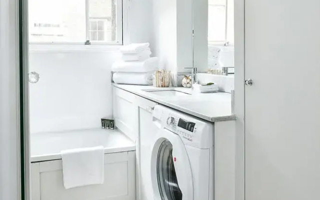 Sophisticated 1BR Flat in Victoria