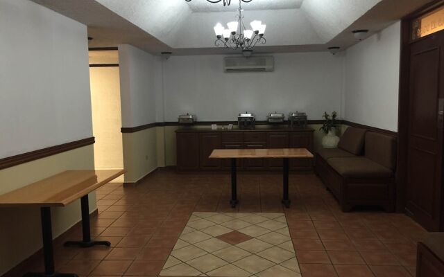 Hotel Maria Luisa Inn & Suites