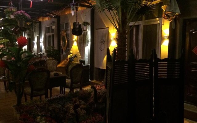 2+2 Garden Theme Hotel
