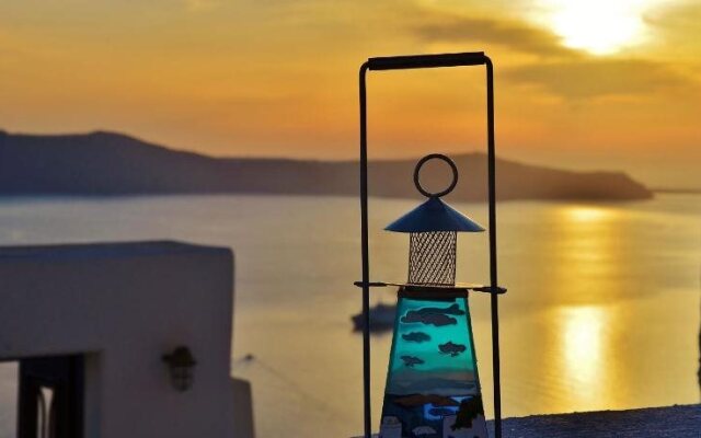 Fira White Residence