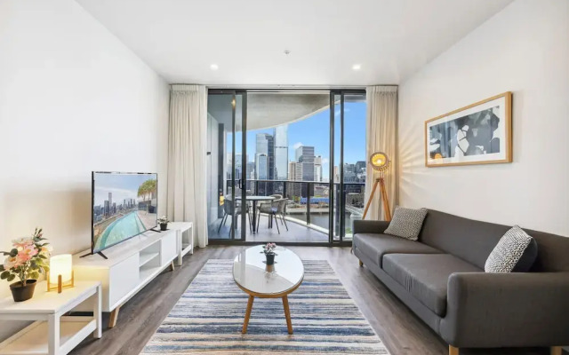 Chic 2-bed With Rooftop Pool Overlooking the City