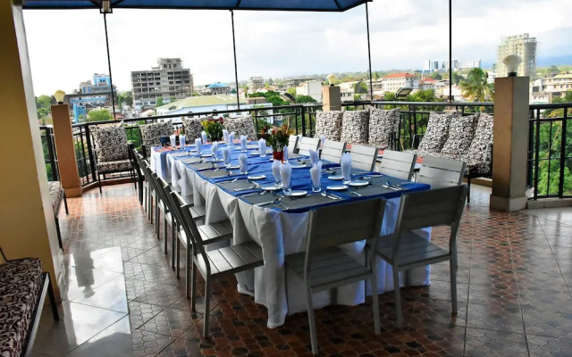 Club Rose Bay Hotel
