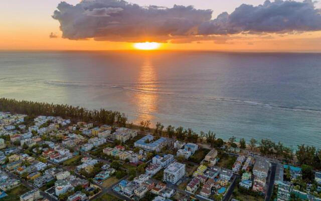 Les Cerisiers Beach Residence, Cosy and Modern 3 bedroom apartment located 50 metres from the beach and from all amenities and restaurants on the coastal road