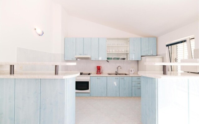 Nice Home in Kastel Luksic With Wifi and 3 Bedrooms