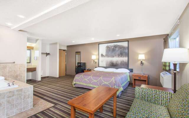 Super 8 by Wyndham Richlands/Claypool Hill Area