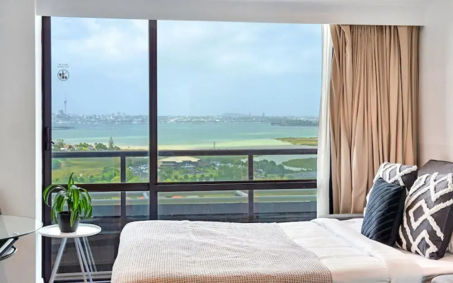 Sea City Views Takapuna Studio w Carpark