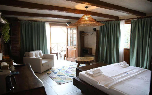 Mavi At Hotel Blue Horse