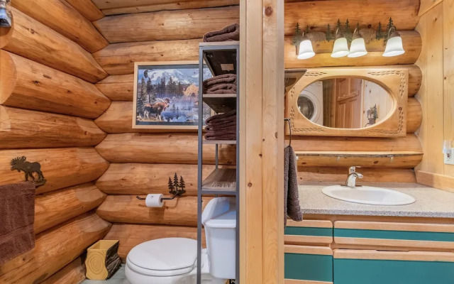 Moosehead Lodge 3 Bedroom Home by NW Comfy Cabins