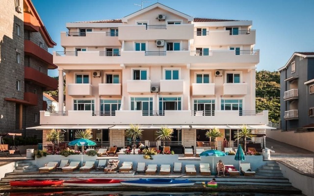 Adeona apartments - On the beach