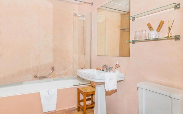 Historical house Mallorca pool wifi aircon/heat sleeps 12-14