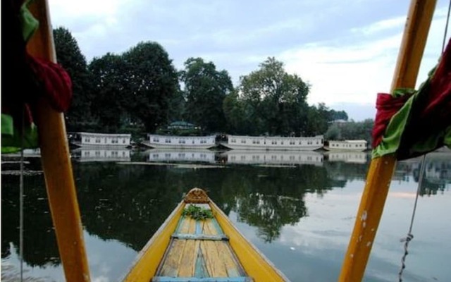 TIH Butt's Clermont Houseboats